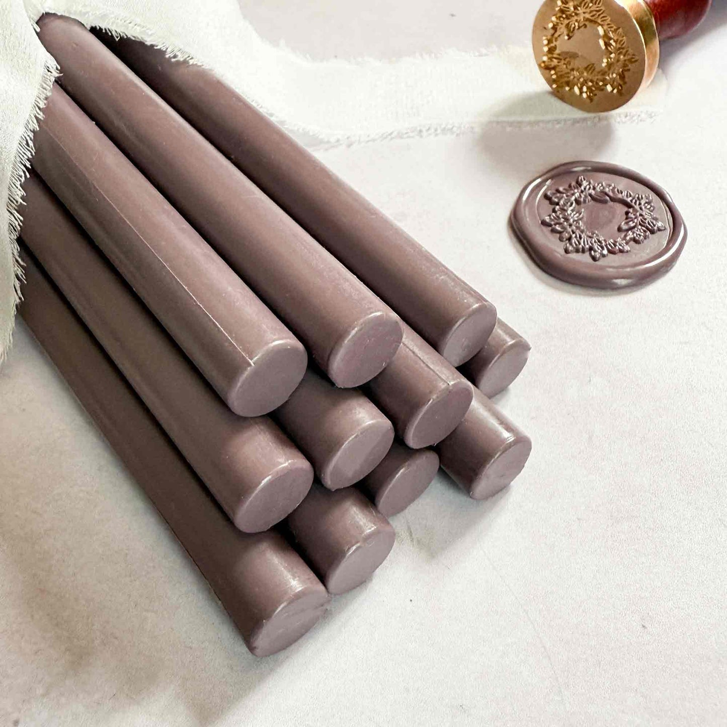 Sealing wax sticks in dark mocha mousse colour.