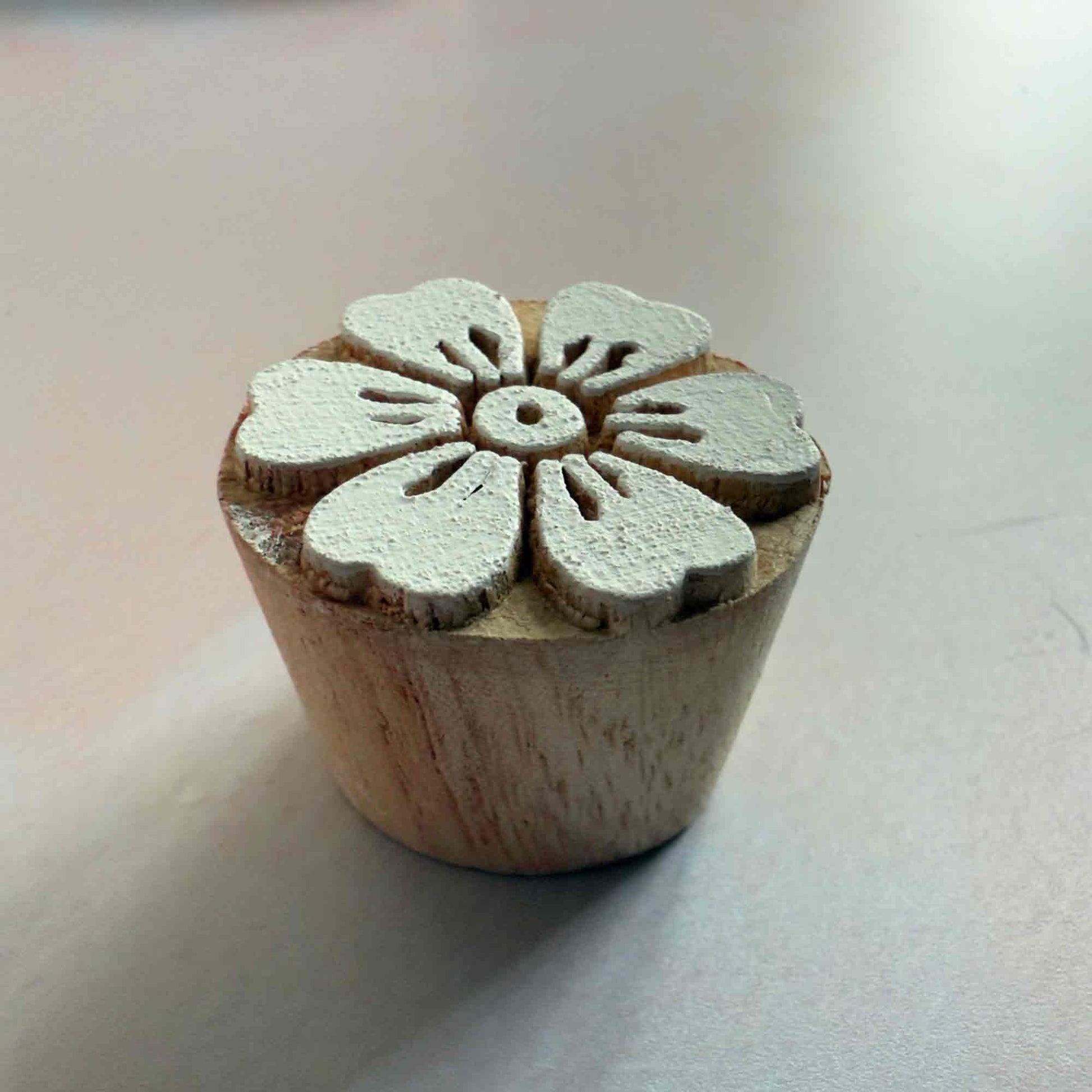 Anemone is a small wooden stamp with a flower pattern.  A cute little wood block stamp for decorating cards, gift wrapping and fabric