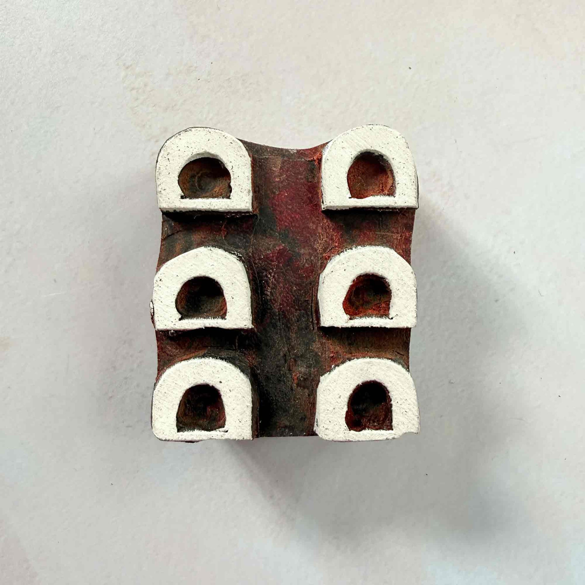 Arcades Indian wood block stamp — six neat arches design on pale background
